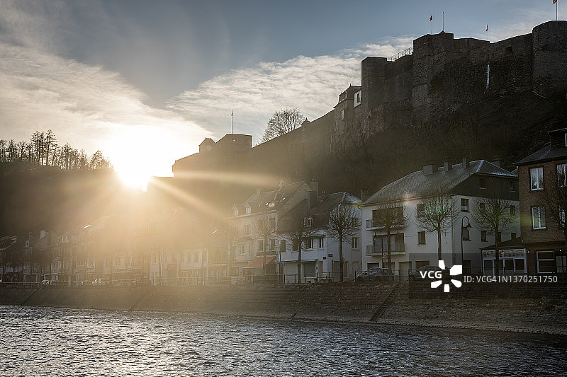 日落时分沿瑟穆瓦河的布永景观图片素材