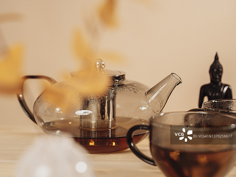 玻璃茶具与宁静环境中的佛像图片素材