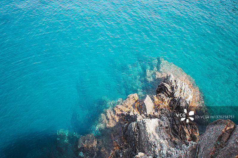地中海清澈蓝天下岩石和大海的俯瞰美景图片素材