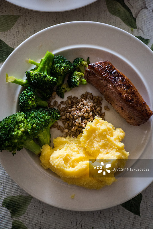 玉米粥大麦炒西兰花佐鸭胸图片素材