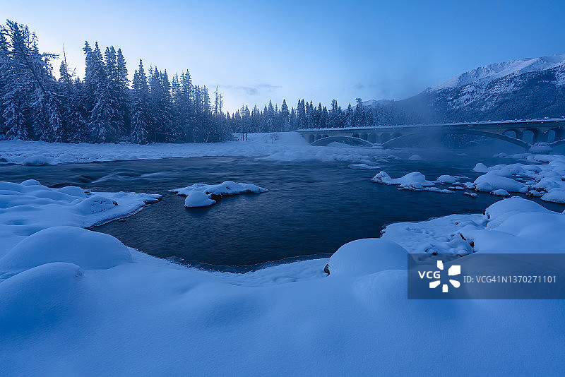 冬日清晨冰川上的桥梁图片素材