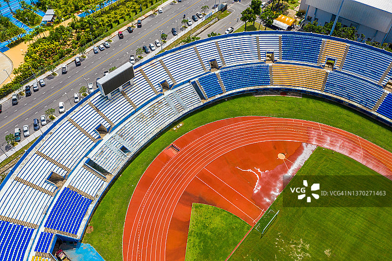 带有足球场和跑道的体育场馆航拍图片素材