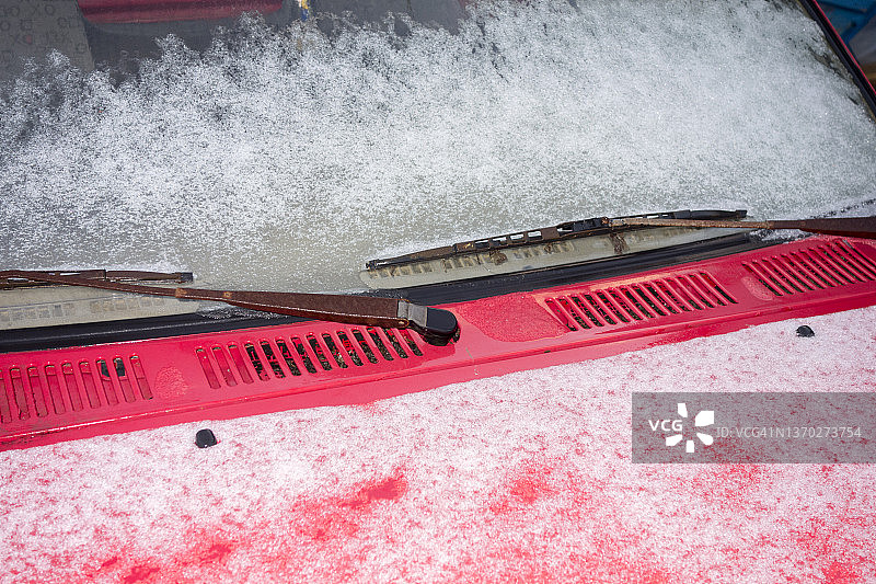 希腊的冬天 - 偶尔降雪覆盖着停放的汽车图片素材