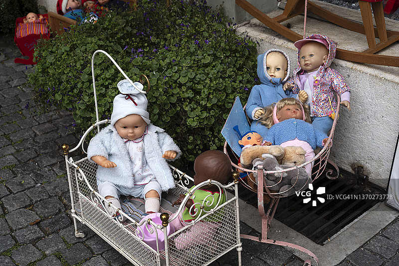 瑞士比尔老城出售的玩偶图片素材