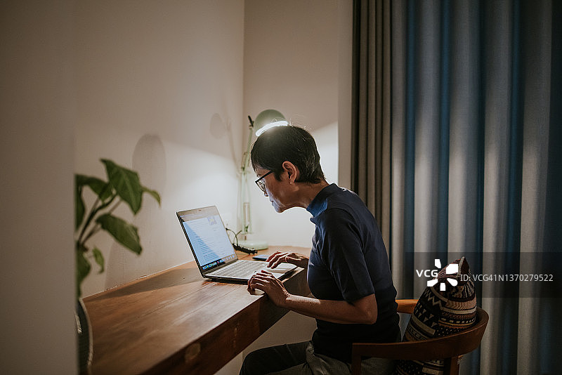 远视女士工作到很晚。图片素材