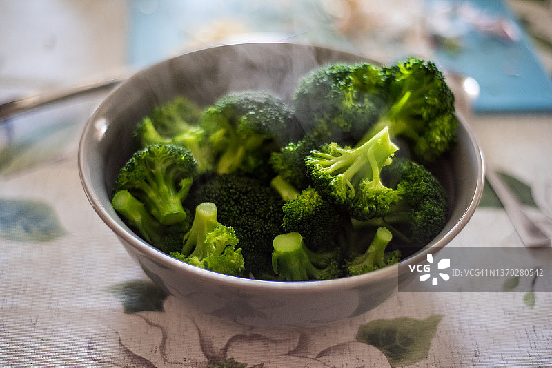 碗里煮熟的西兰花图片素材