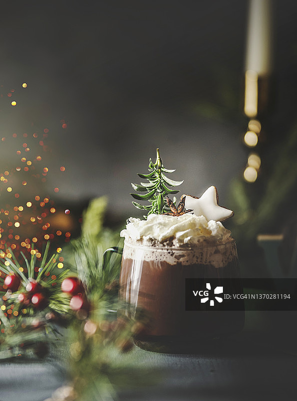 玻璃杯装热巧克力，配奶油、圣诞星饼干和树形装饰图片素材