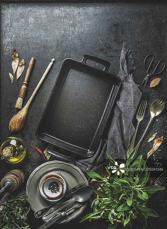 黑色砂锅、乡村风格餐具和香草美食背景图片素材