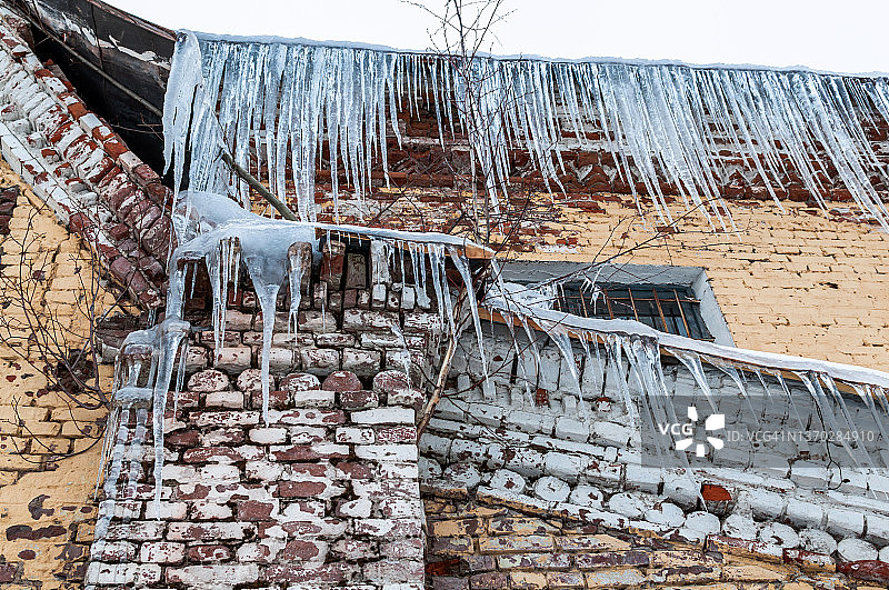 废弃老建筑屋顶上的冰柱图片素材