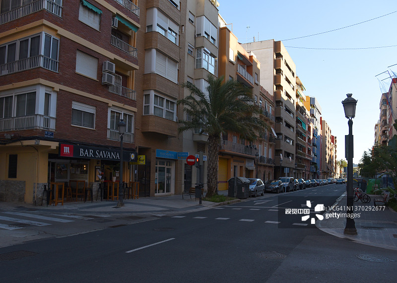 瓦伦西亚城市街道、道路交通、汽车和建筑物图片素材
