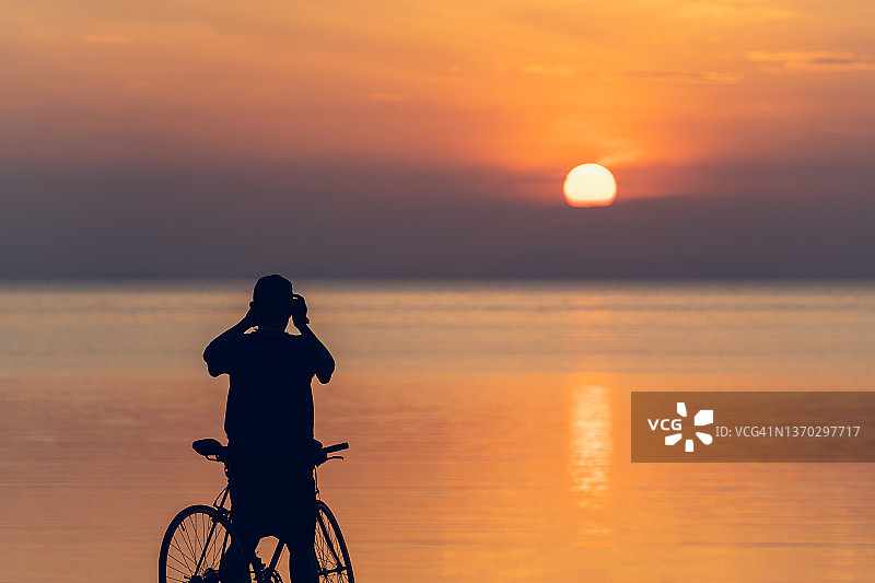 海上日出剪影图片素材