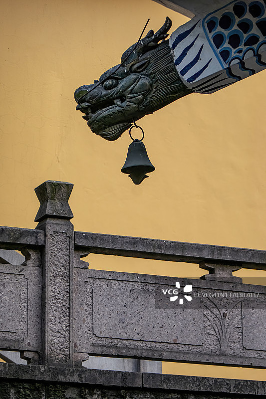 佛教寺庙建筑的水龙头装饰图片素材