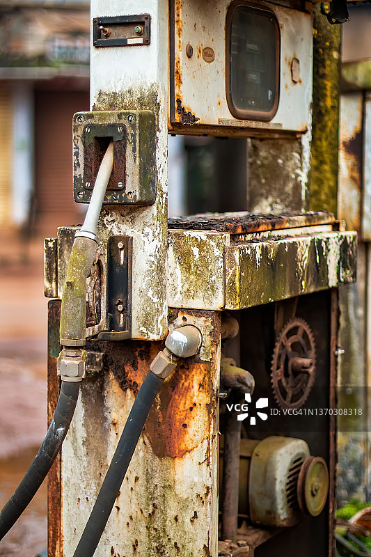 城市衰败景象：锈迹斑斑的汽油泵图片素材