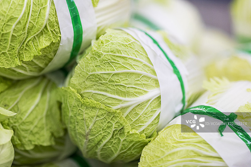 超市里待售的中国大白菜图片素材