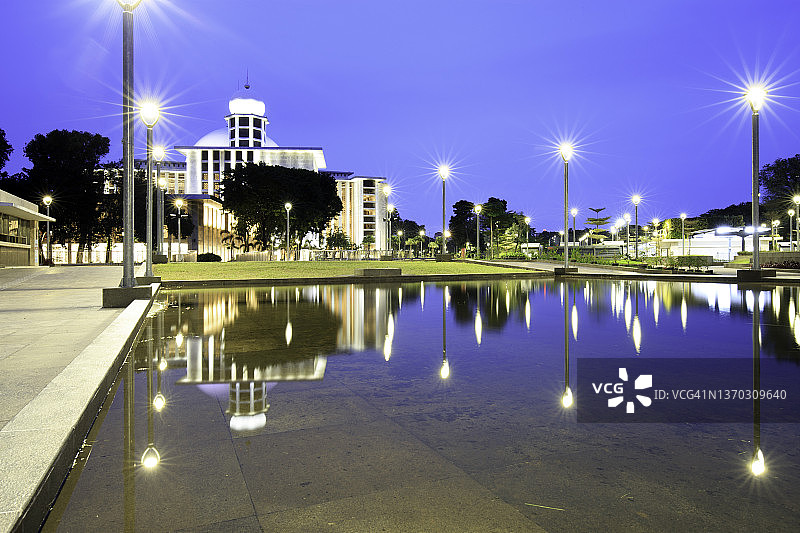 雅加达独立清真寺及其倒影图片素材