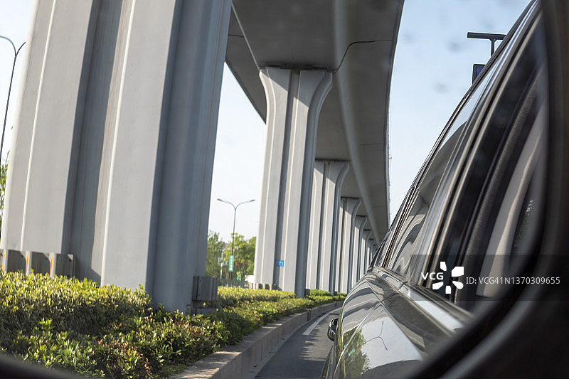 汽车后视镜中的高架路图片素材