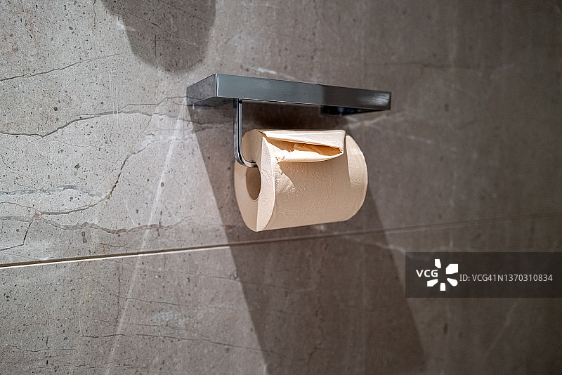墙上的一卷新卫生纸图片素材