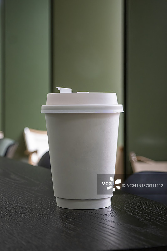 桌上的拿铁咖啡图片素材