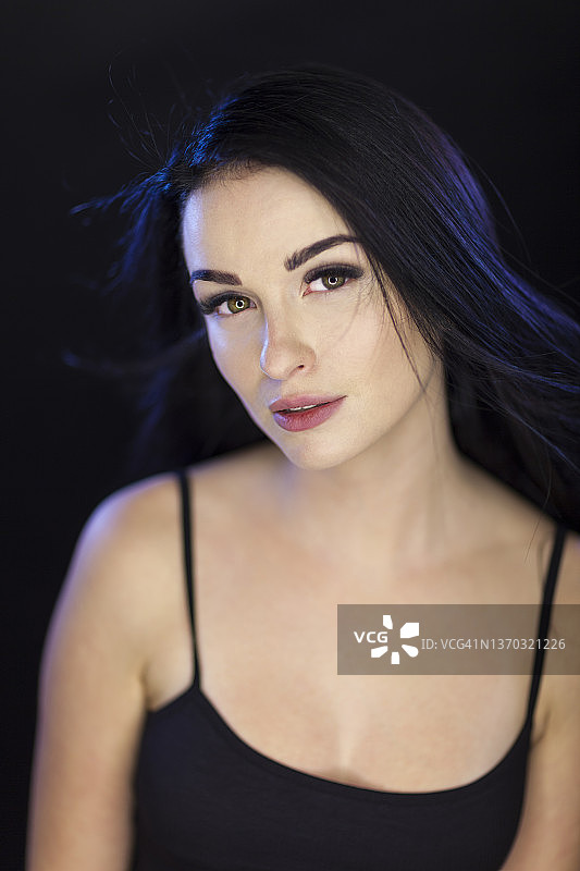 美丽的黑发女人的肖像图片素材