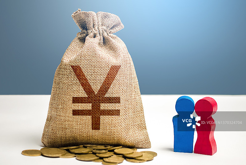 情侣摆件与人民币/日元钱袋：鼓励家庭生育的社会政策图片素材