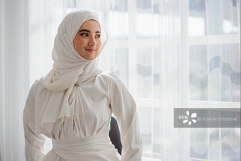 微笑的穆斯林妇女肖像图片素材