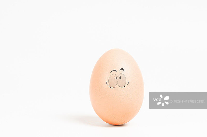 鸡蛋上绘制的拟人化面孔，白色背景图片素材