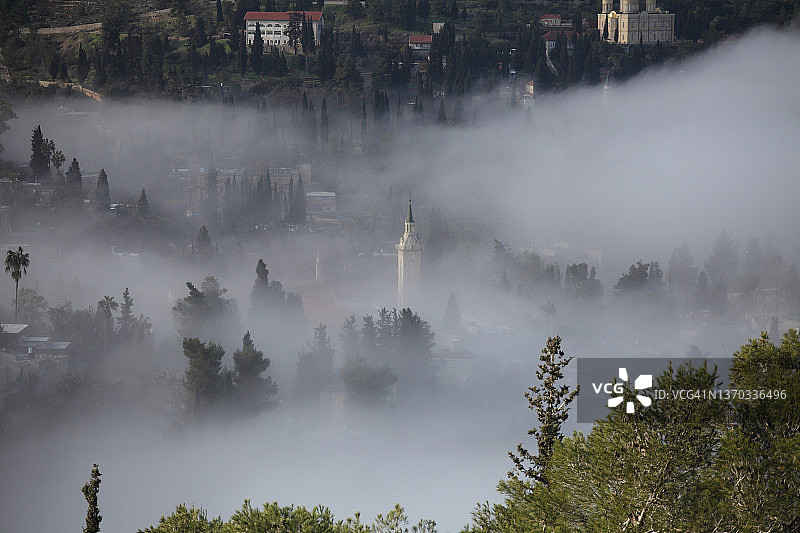笼罩着Ein Karem和施洗约翰教堂的浓雾图片素材