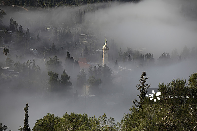 雾气笼罩的Ein Karem和阳光照射下的圣约翰教堂图片素材