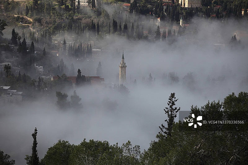 笼罩着Ein Karem和施洗约翰教堂的浓雾图片素材