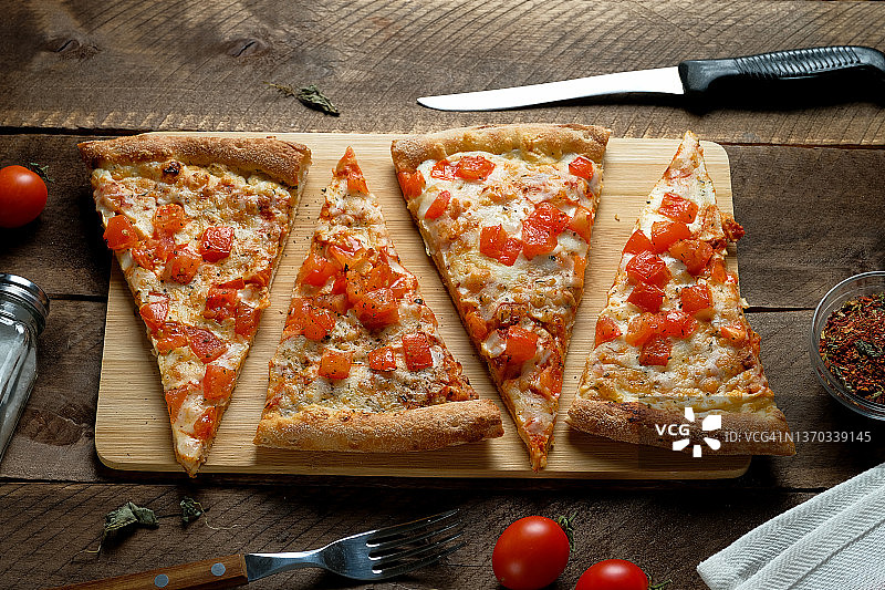 木制背景上的意式烤披萨图片素材