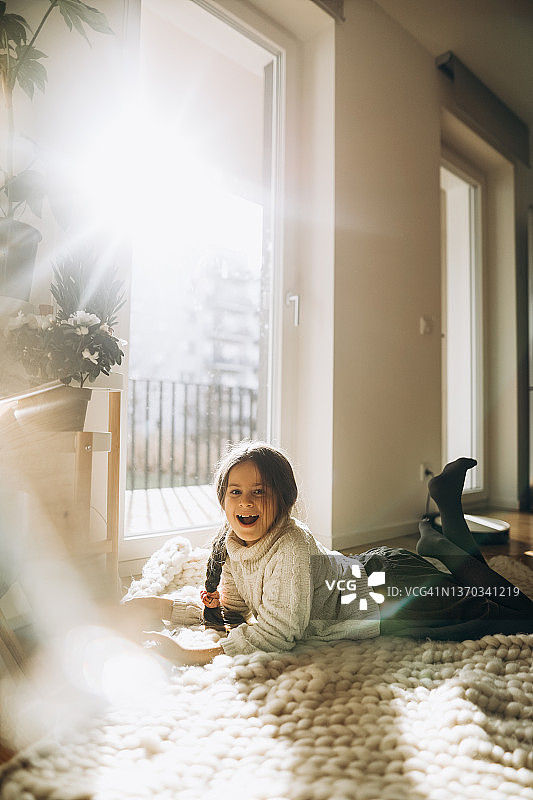 使用平板电脑的年轻女孩图片素材