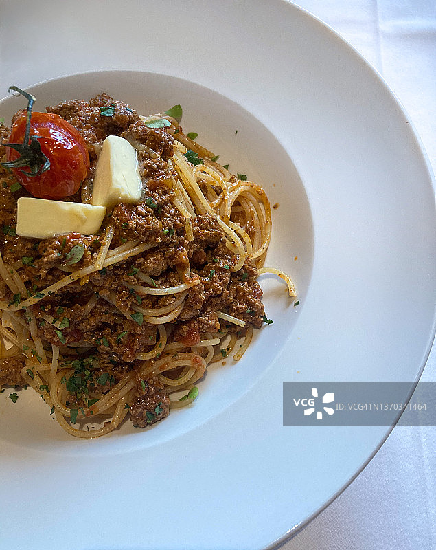 白色盘子里的番茄黄油意式肉酱面|奥地利图片素材