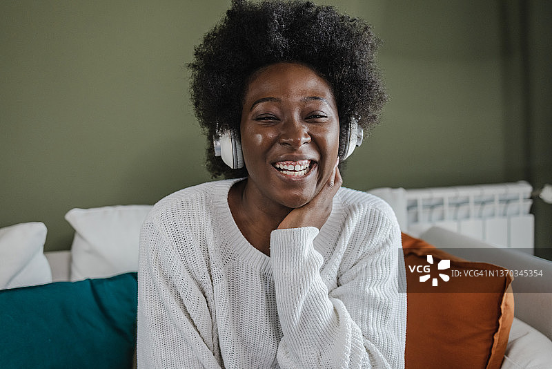 戴着耳机的快乐年轻非裔美国女人头像图片素材