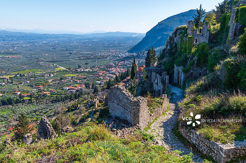 希腊米斯特拉斯的拜占庭小镇和下面的绿色山谷图片素材