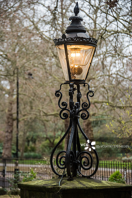 伦敦圣詹姆斯公园的煤气灯图片素材