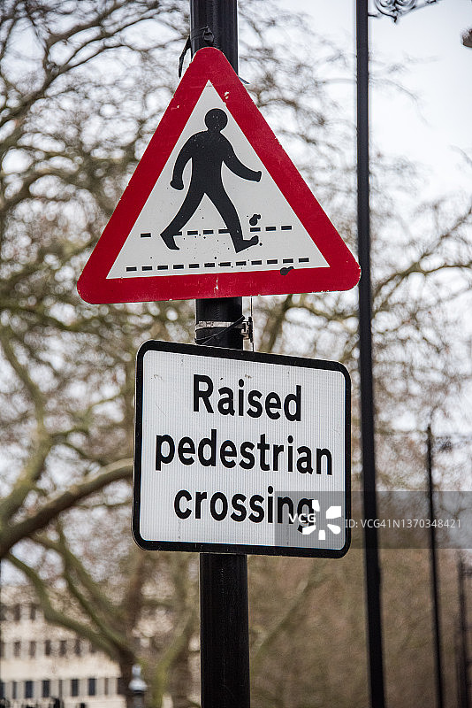 凸起人行横道标志图片素材