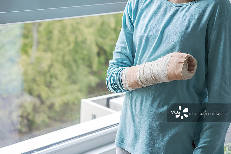 手受伤的少女图片素材