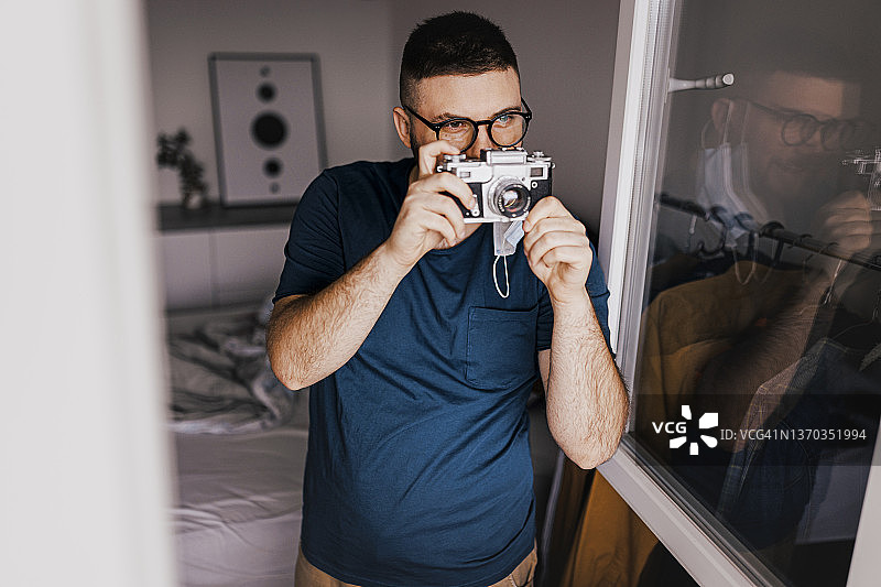 隔离期间男子坐着拍照图片素材