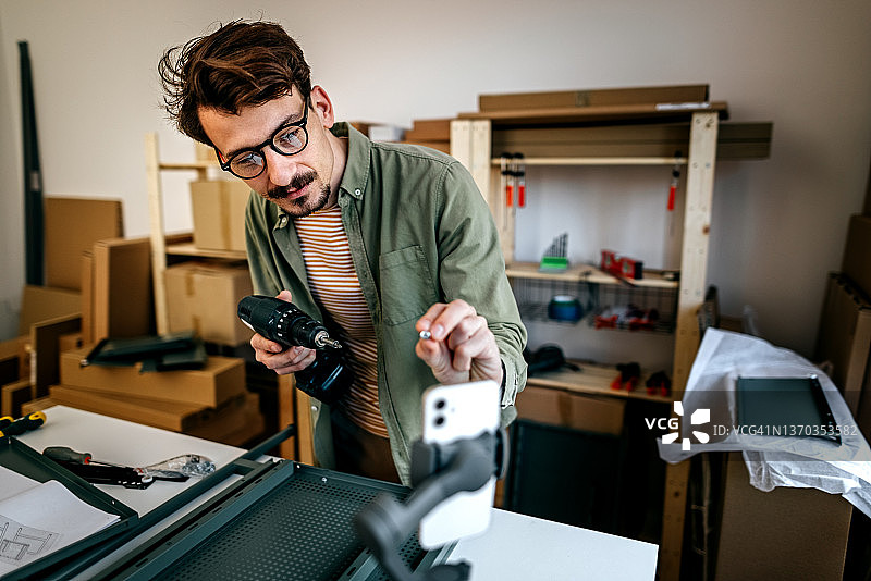 在视频通话中展示指甲的年轻人图片素材