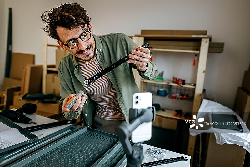 在视频通话中展示指甲的年轻人图片素材