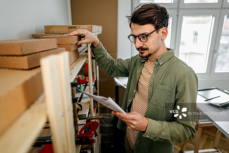 男人在车间阅读说明书图片素材