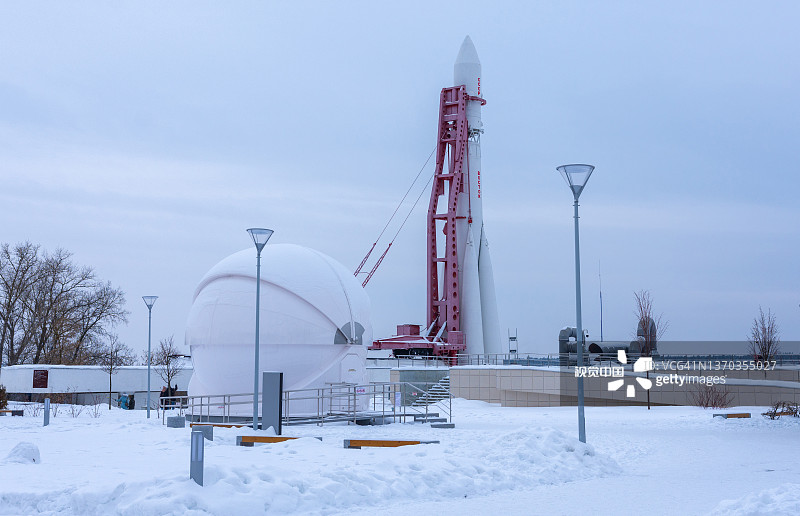 冬季天文台和东方号火箭景色图片素材