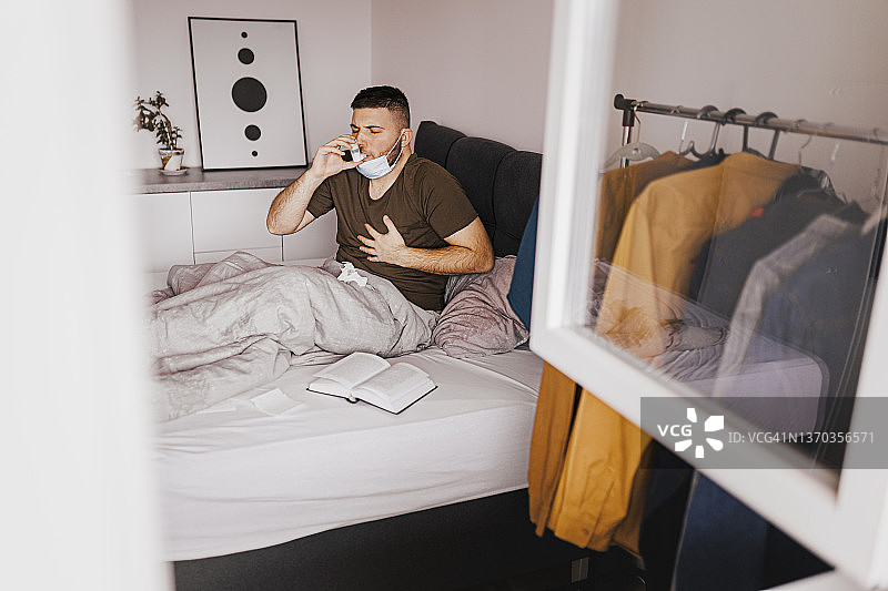 在家使用哮喘吸入器的年轻男人图片素材