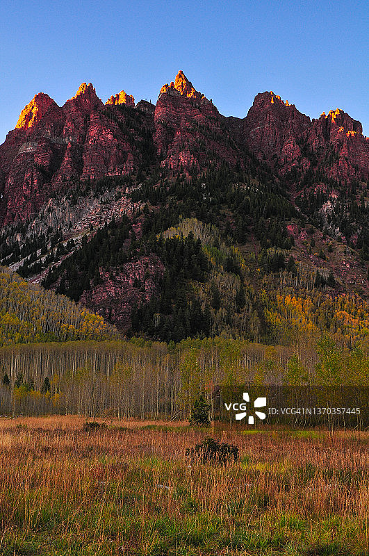 锡弗斯山南坡的阿尔卑斯山暮光图片素材
