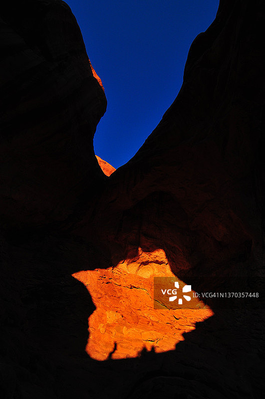 双拱门下的游客身影图片素材