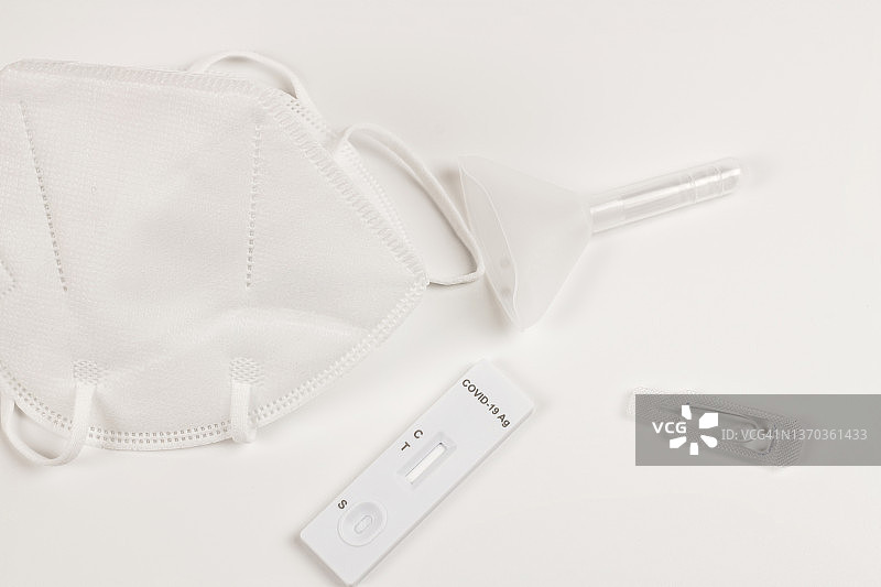 白色背景上的新冠病毒抗原快速检测，直接俯视及复制空间图片素材