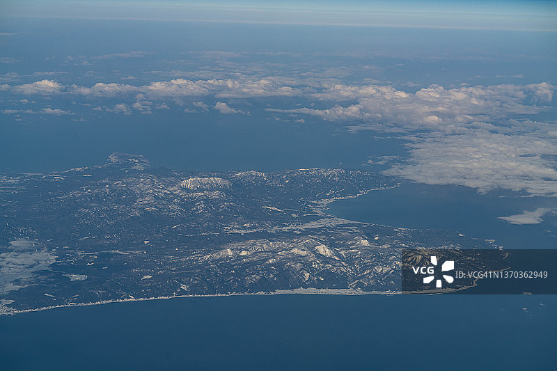 从飞机上俯瞰日本青森县津轻半岛图片素材