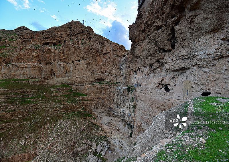冬季午后试探山中的洞穴图片素材