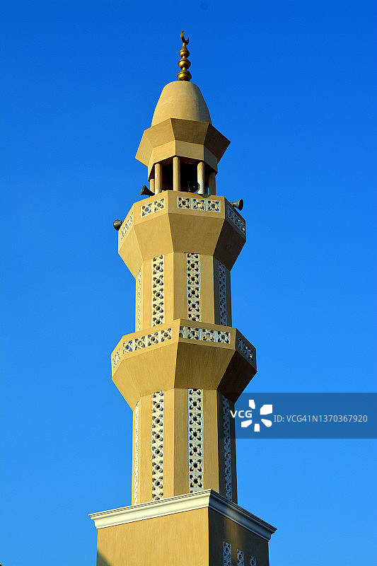 蓝色天空下的金色清真寺宣礼塔图片素材