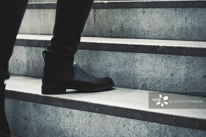 攀登混凝土楼梯图片素材